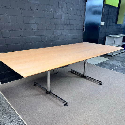 USM Kitos Schreibtisch elektrisch höhenverstellbar 225 × 100 cm