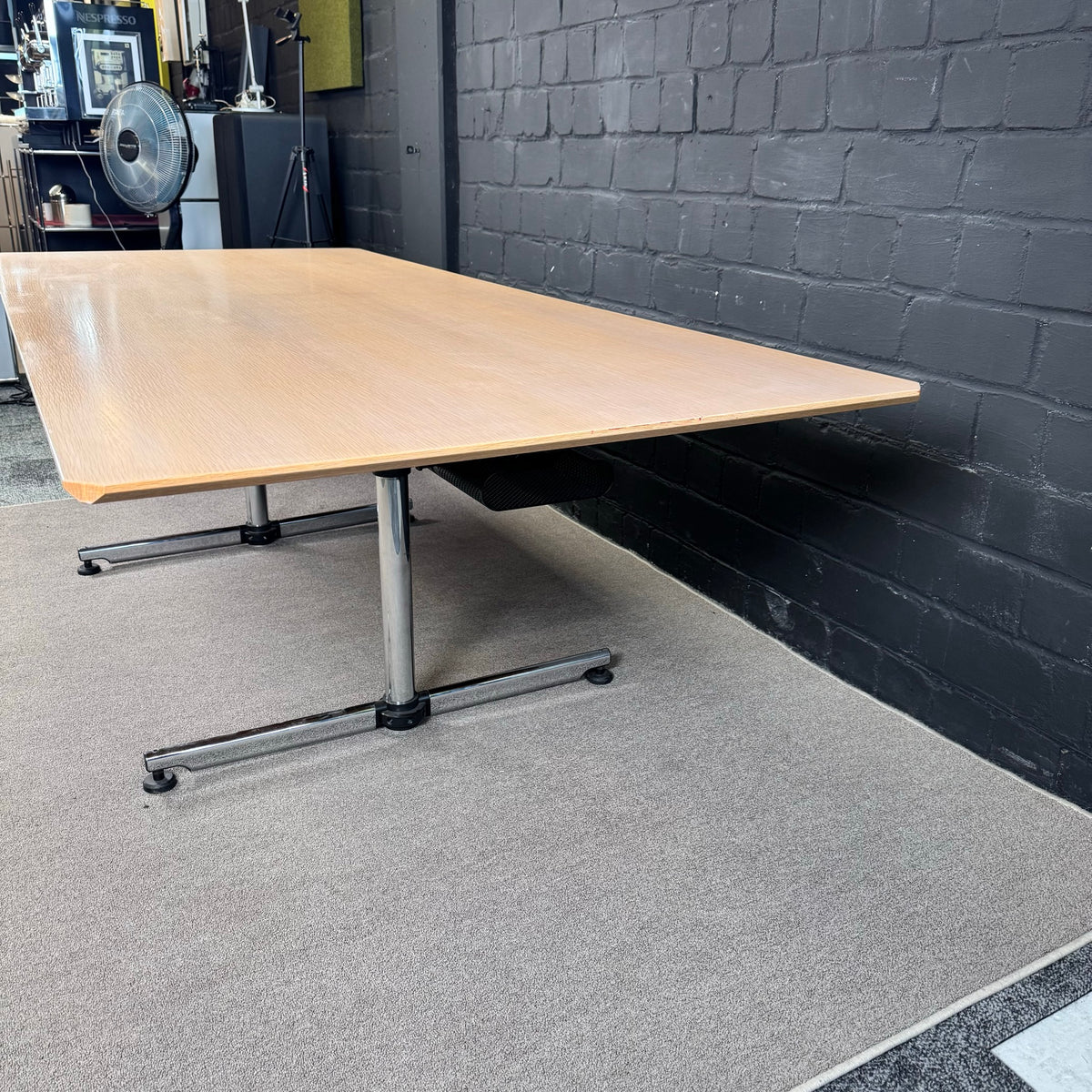 USM Kitos Schreibtisch elektrisch höhenverstellbar 225 × 100 cm