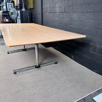 USM Kitos Schreibtisch elektrisch höhenverstellbar 225 × 100 cm