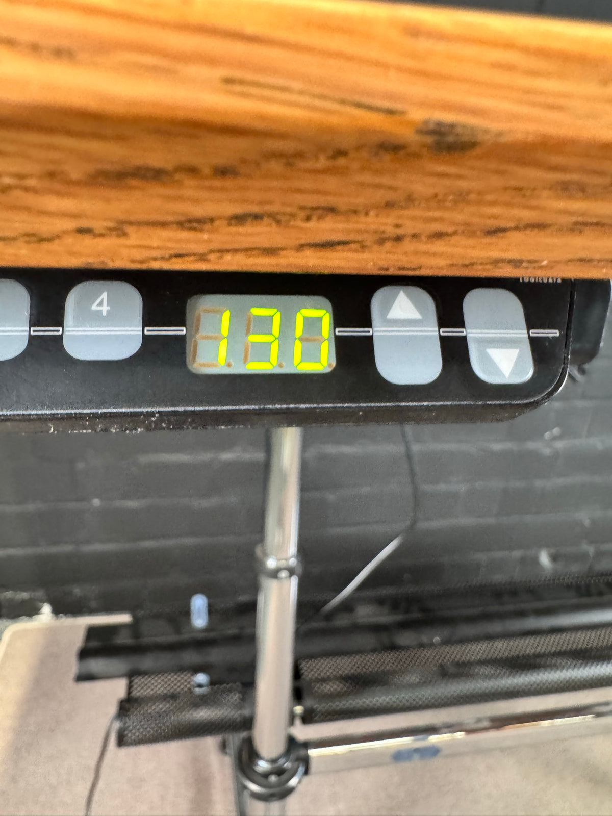 USM Kitos Schreibtisch elektrisch höhenverstellbar 225 × 100 cm