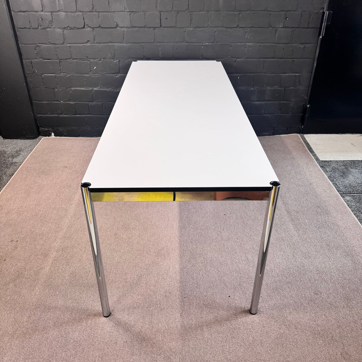 USM Haller Tisch – Designklassiker Schreibtisch / Konferenztisch (200 x 75 cm)