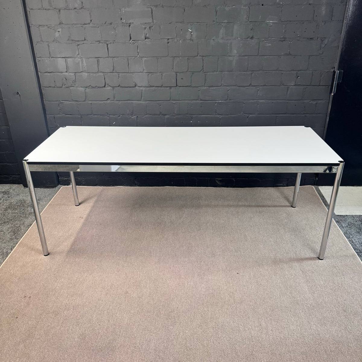 USM Haller Tisch – Designklassiker Schreibtisch / Konferenztisch (200 x 75 cm)