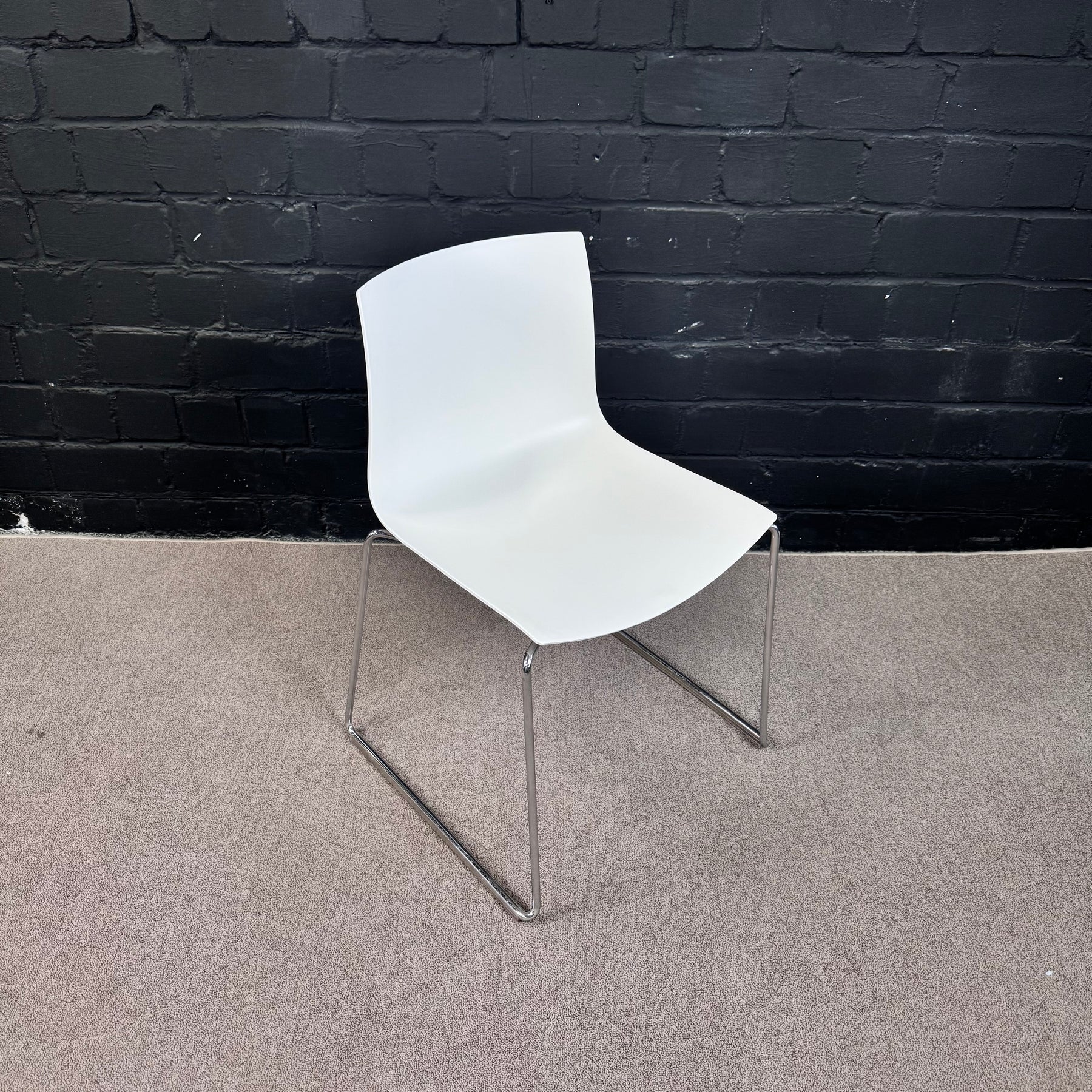Arper Catifa 46 in weiß– Eleganter Designer-Konferenzstuhl Einfarbig