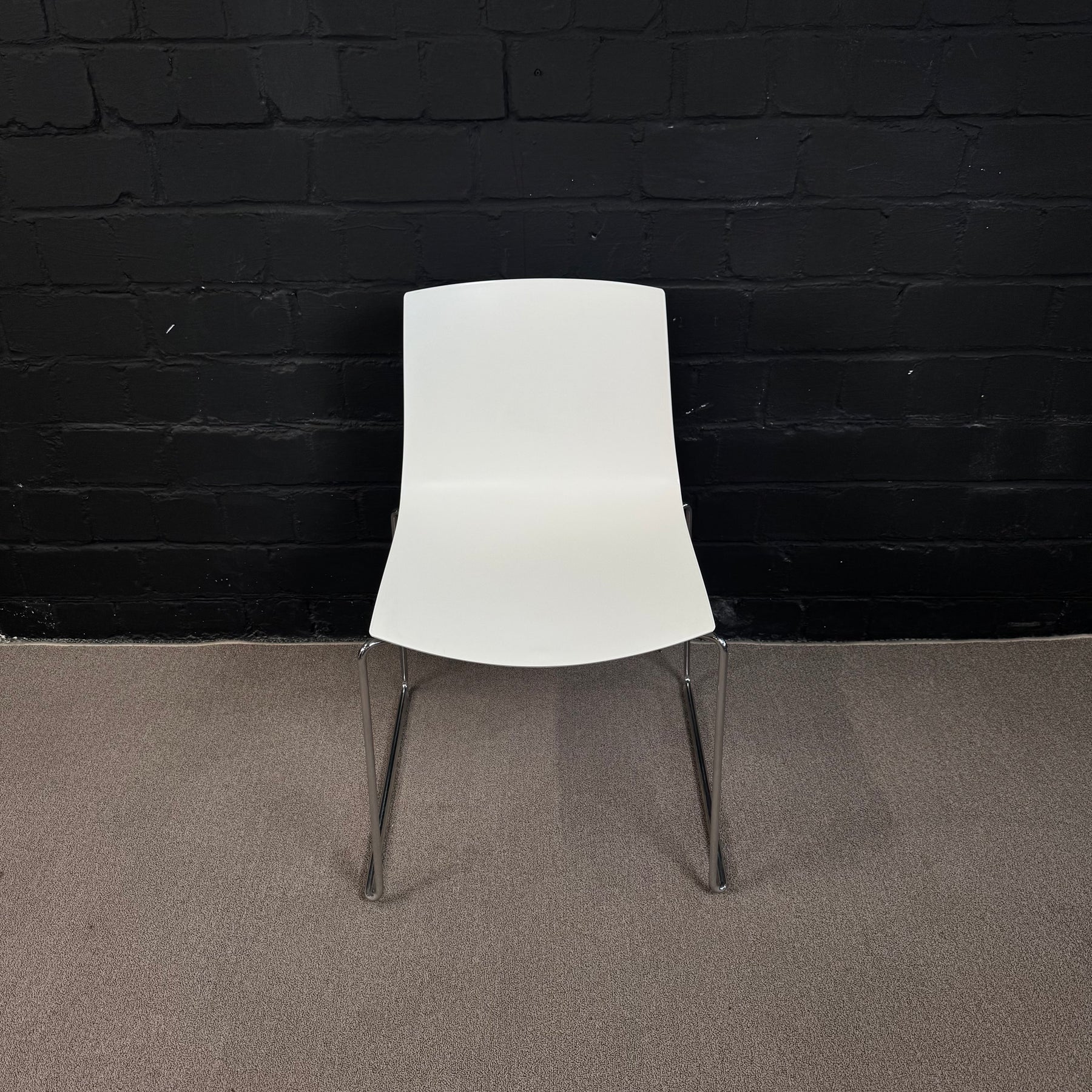 Arper Catifa 46 in weiß– Eleganter Designer-Konferenzstuhl Einfarbig