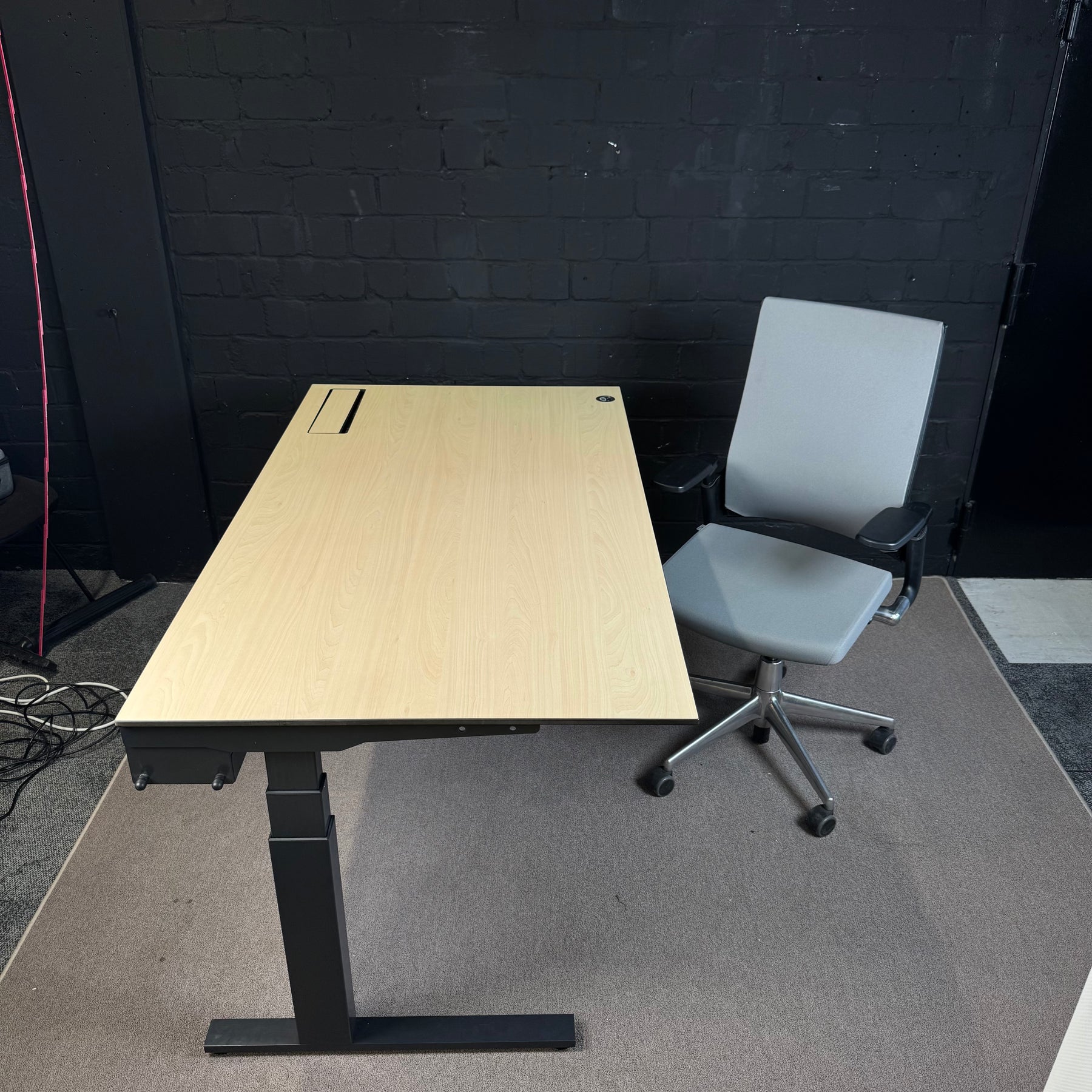 Ahrend Office Set – Elektrischer Steh-Sitz-Schreibtisch und Bürodrehstuhl