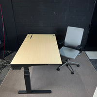 Ahrend Office Set – Elektrischer Steh-Sitz-Schreibtisch und Bürodrehstuhl
