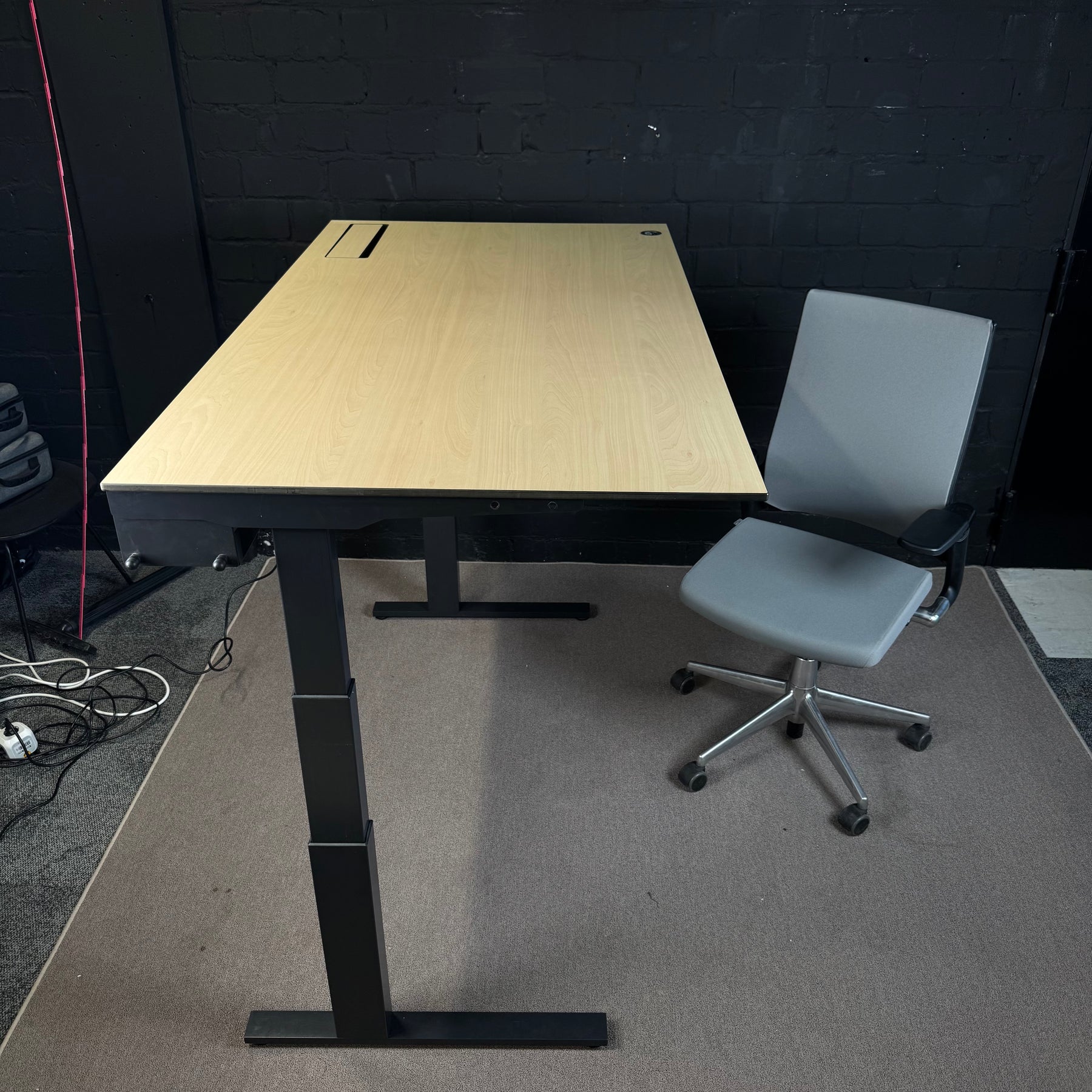 Ahrend Office Set – Elektrischer Steh-Sitz-Schreibtisch und Bürodrehstuhl