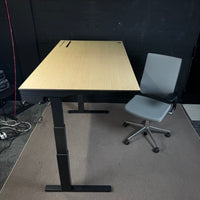 Ahrend Office Set – Elektrischer Steh-Sitz-Schreibtisch und Bürodrehstuhl