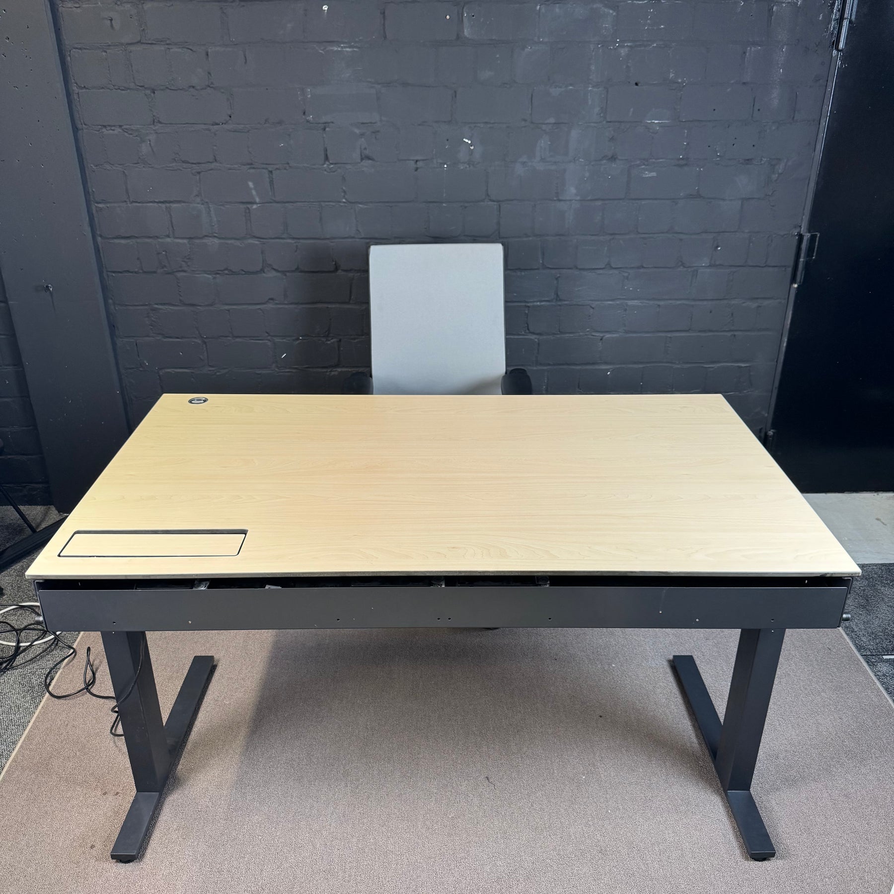Ahrend Office Set – Elektrischer Steh-Sitz-Schreibtisch und Bürodrehstuhl