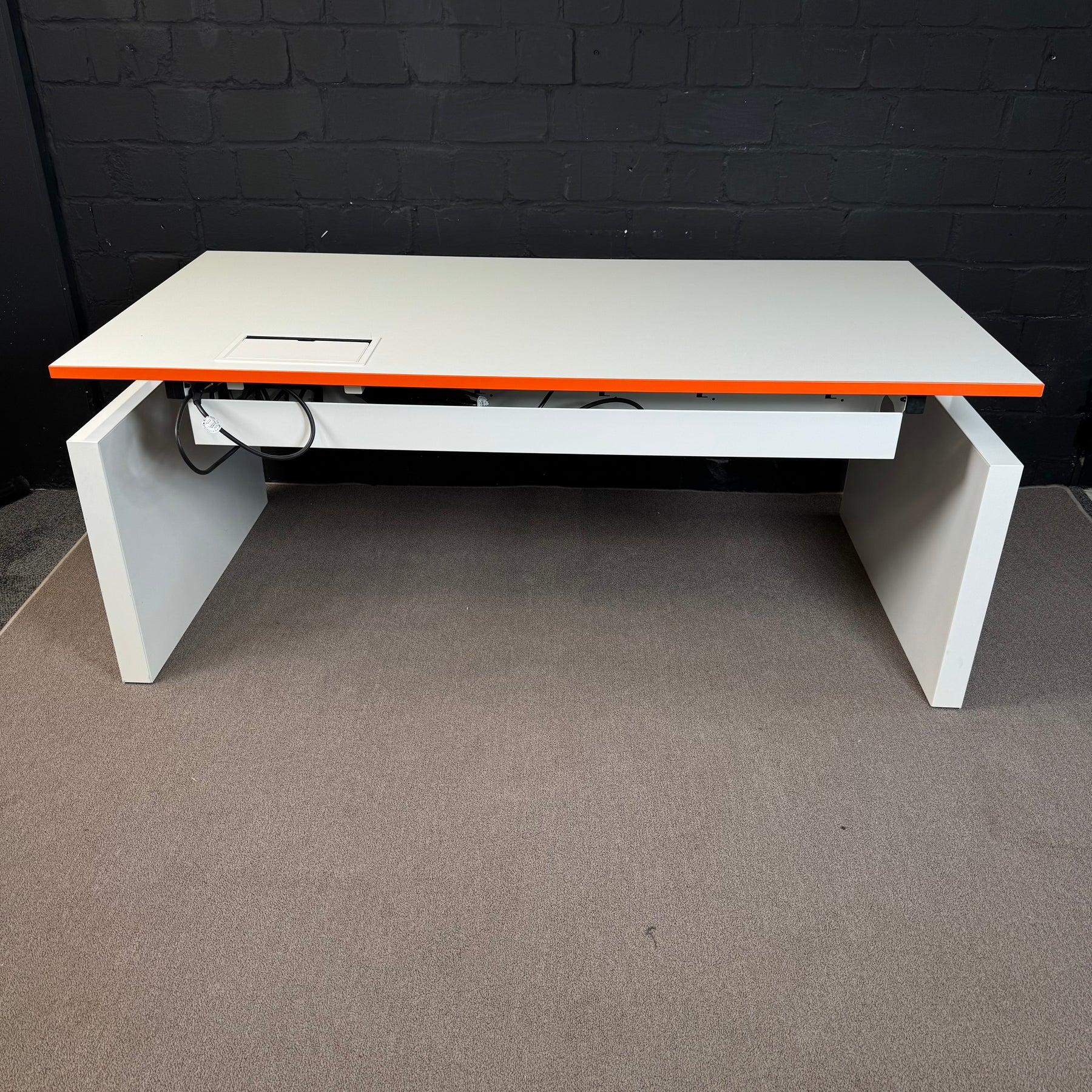 Ahrend Schreibtisch – Design-Arbeitstisch mit Wangengestell und oranger Akzentkante