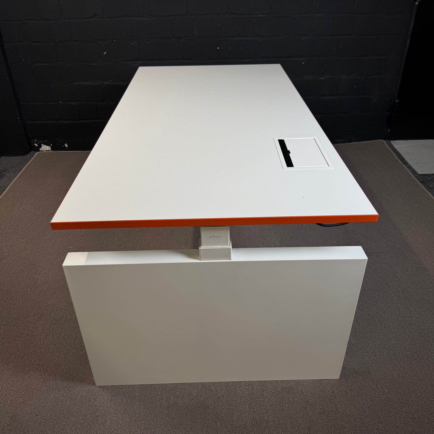 Ahrend Schreibtisch – Design-Arbeitstisch mit Wangengestell und oranger Akzentkante (Größere Ausführung))