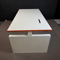 Ahrend Schreibtisch – Design-Arbeitstisch mit Wangengestell und oranger Akzentkante (Größere Ausführung))