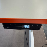 Ahrend Schreibtisch – Design-Arbeitstisch mit Wangengestell und oranger Akzentkante