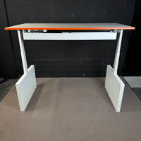 Ahrend Schreibtisch – Design-Arbeitstisch mit Wangengestell und oranger Akzentkante