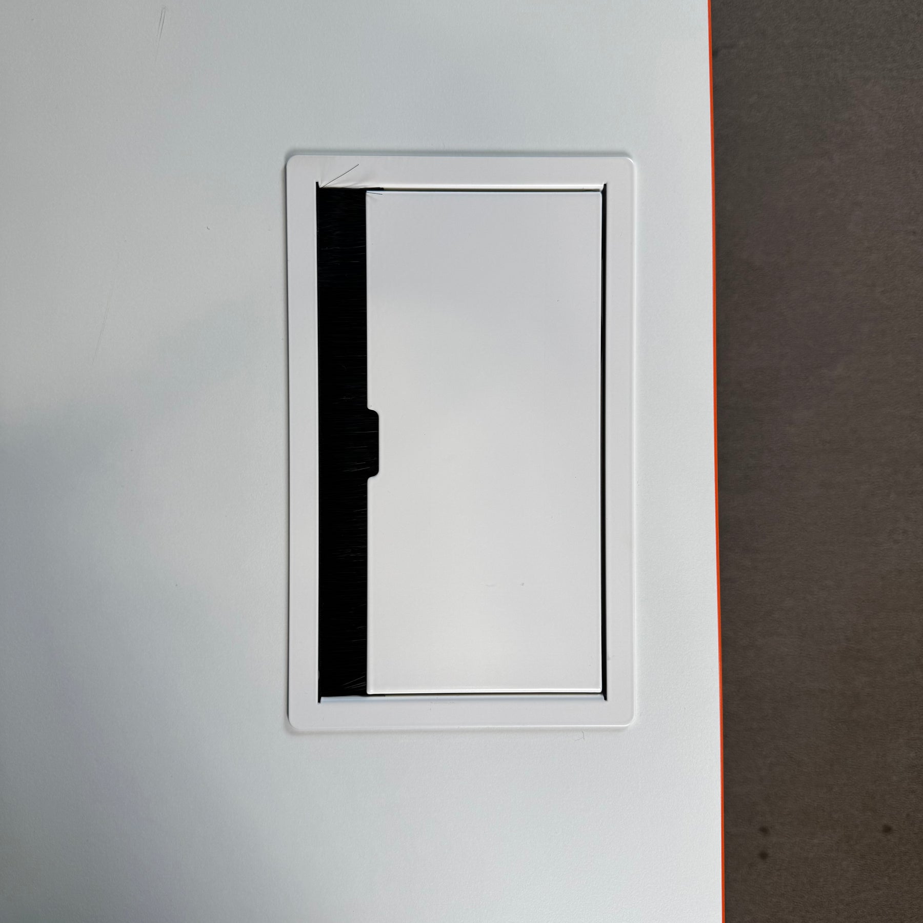 Ahrend Schreibtisch – Design-Arbeitstisch mit Wangengestell und oranger Akzentkante
