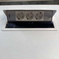 Ahrend Schreibtisch – Design-Arbeitstisch mit Wangengestell und oranger Akzentkante