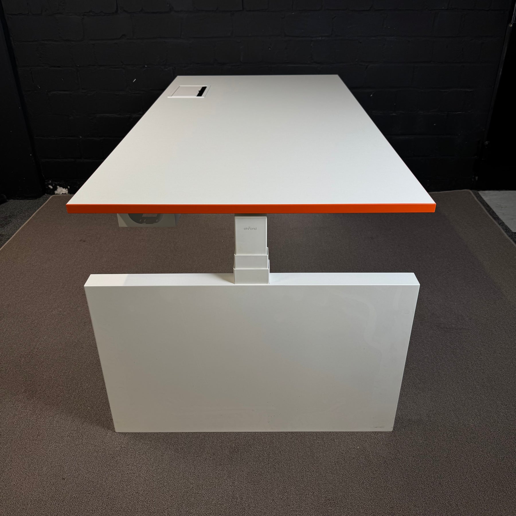 Ahrend Schreibtisch – Design-Arbeitstisch mit Wangengestell und oranger Akzentkante