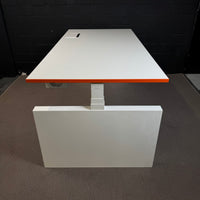 Ahrend Schreibtisch – Design-Arbeitstisch mit Wangengestell und oranger Akzentkante