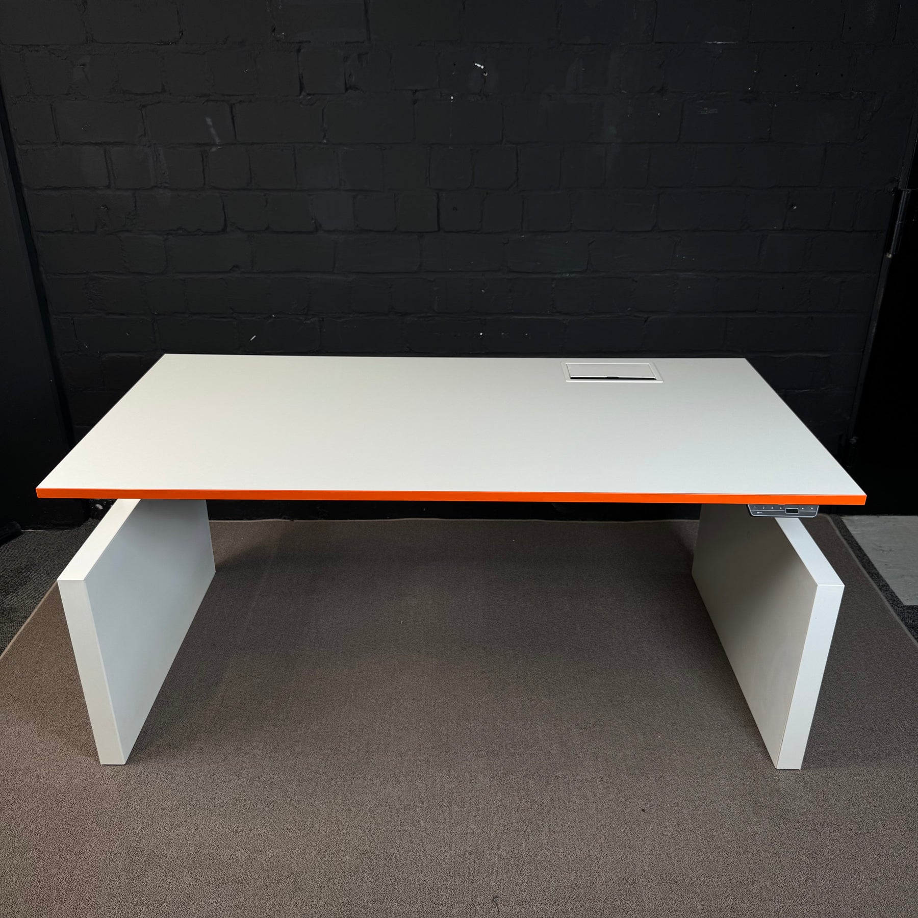 Ahrend Schreibtisch – Design-Arbeitstisch mit Wangengestell und oranger Akzentkante