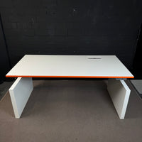 Ahrend Schreibtisch – Design-Arbeitstisch mit Wangengestell und oranger Akzentkante
