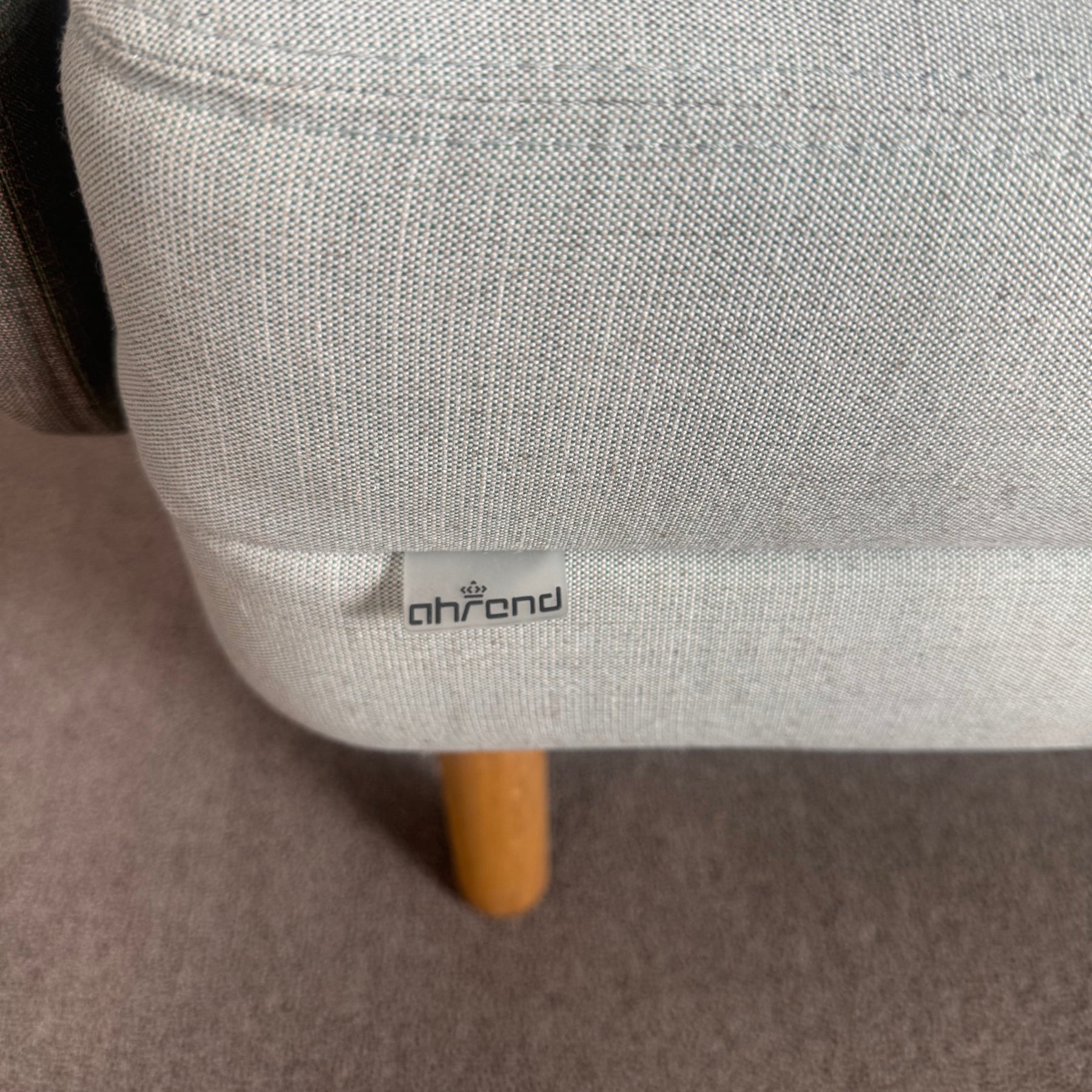 Ahrend 2-Sitzer Sofa – Akustik-Lounge-Sofa mit Holzfüßen
