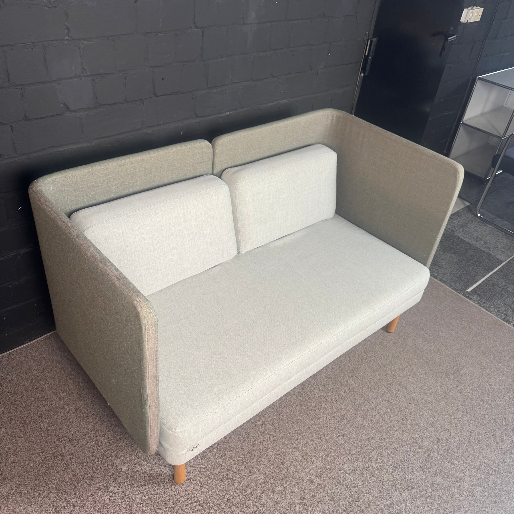 Ahrend 2-Sitzer Sofa – Akustik-Lounge-Sofa mit Holzfüßen