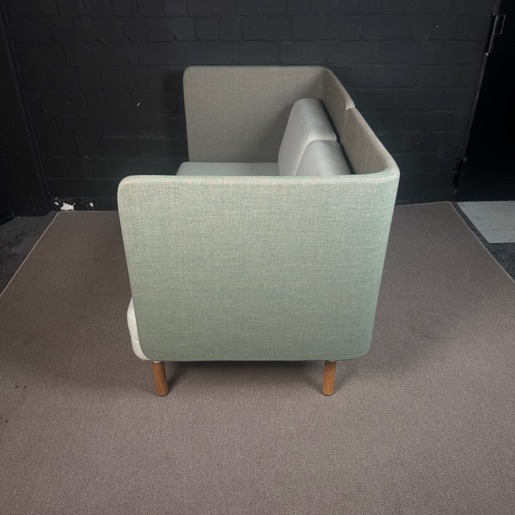 Ahrend 2-Sitzer Sofa – Akustik-Lounge-Sofa mit Holzfüßen