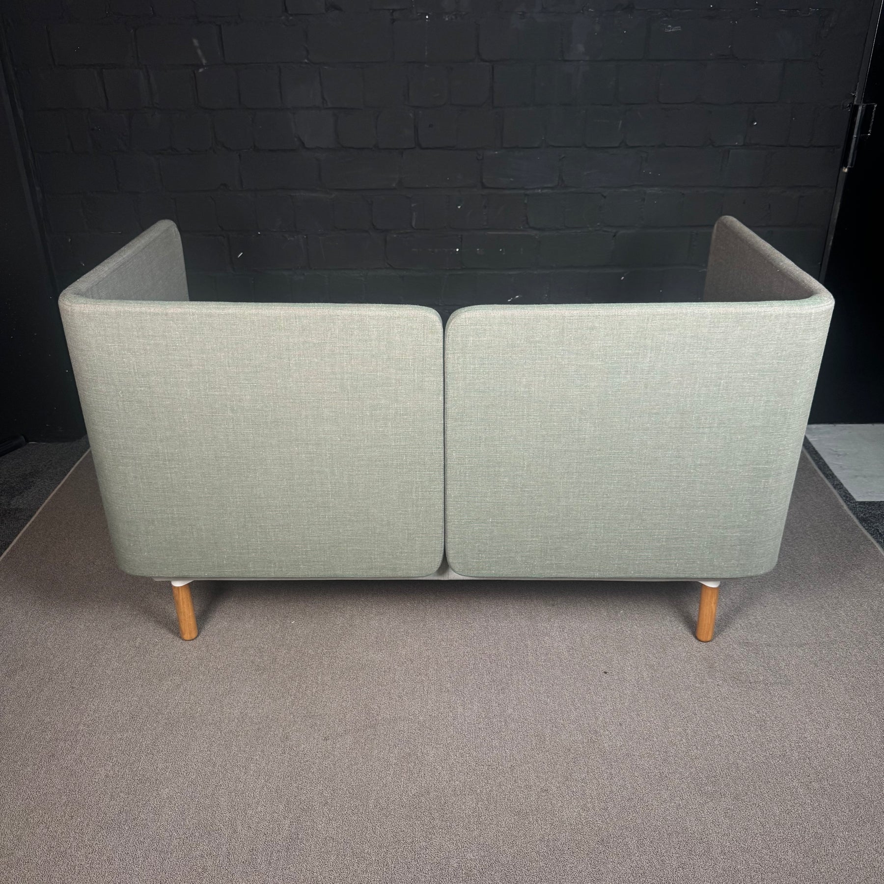 Ahrend 2-Sitzer Sofa – Akustik-Lounge-Sofa mit Holzfüßen