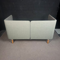 Ahrend 2-Sitzer Sofa – Akustik-Lounge-Sofa mit Holzfüßen