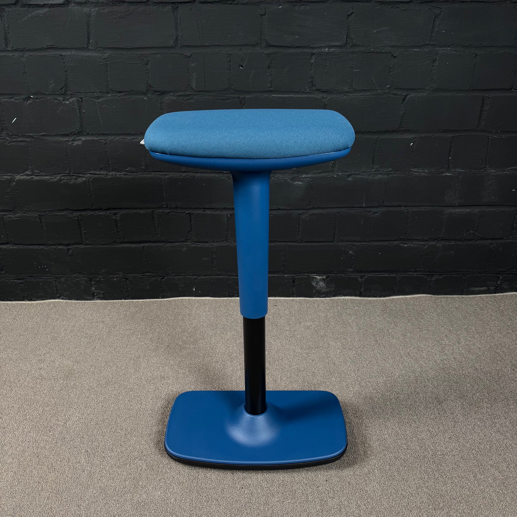 Dauphin Trendoffice Stehhilfe – Ergonomischer Stehsitz / Pendelhocker blau/schwarz
