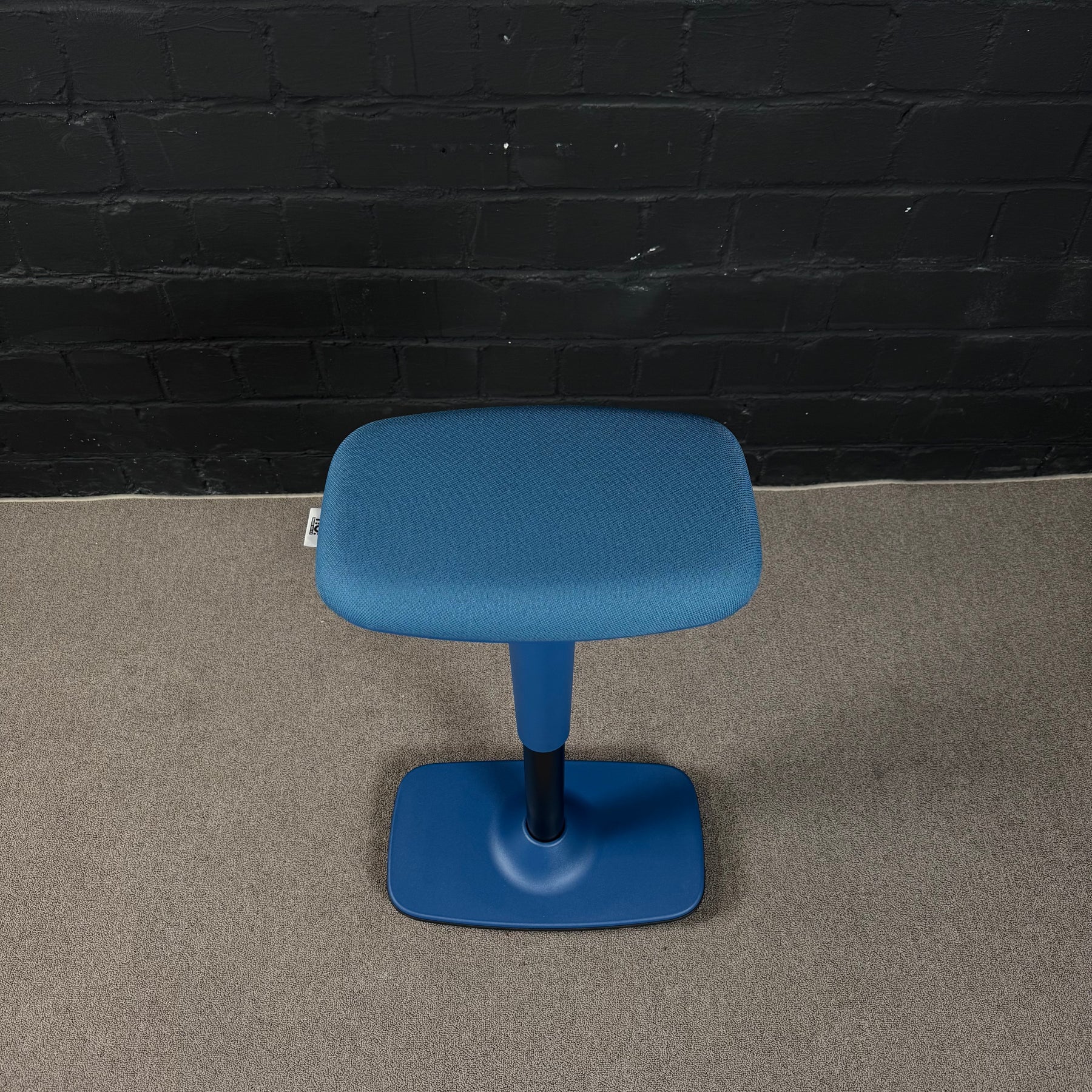 Dauphin Trendoffice Stehhilfe – Ergonomischer Stehsitz / Pendelhocker blau/schwarz