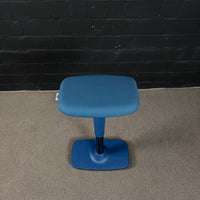 Dauphin Trendoffice Stehhilfe – Ergonomischer Stehsitz / Pendelhocker blau/schwarz