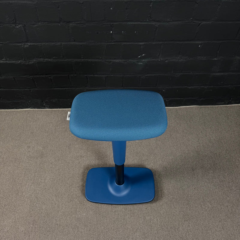 Dauphin Trendoffice Stehhilfe – Ergonomischer Stehsitz / Pendelhocker blau/schwarz