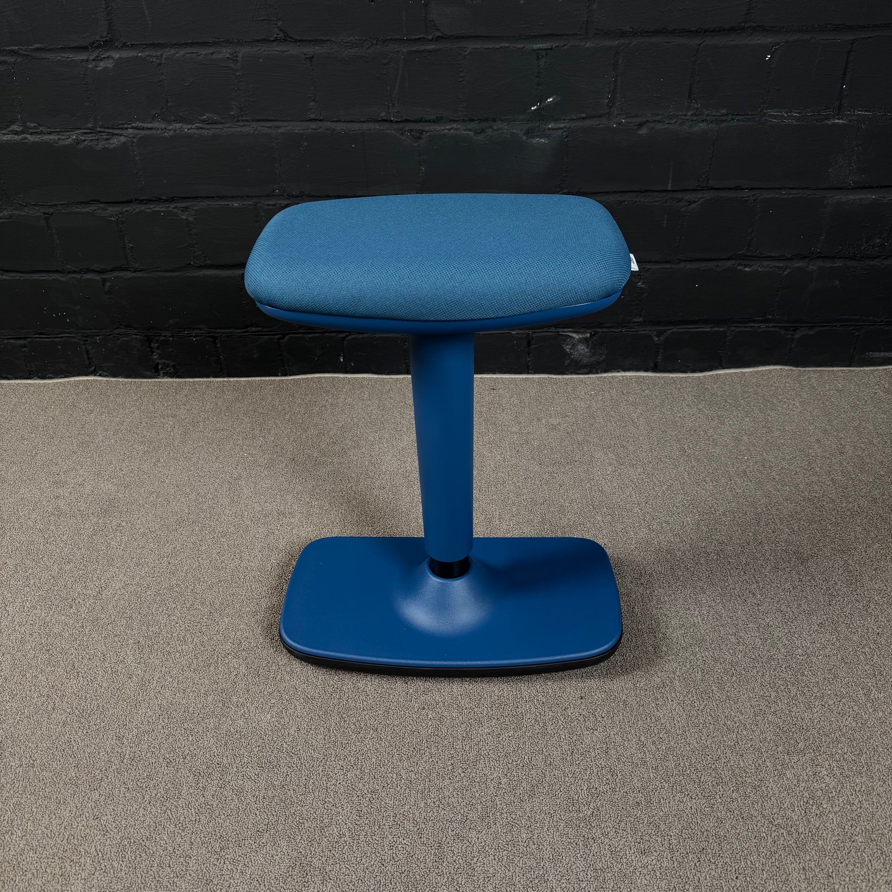 Dauphin Trendoffice Stehhilfe – Ergonomischer Stehsitz / Pendelhocker blau/schwarz