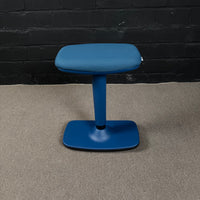 Dauphin Trendoffice Stehhilfe – Ergonomischer Stehsitz / Pendelhocker blau/schwarz