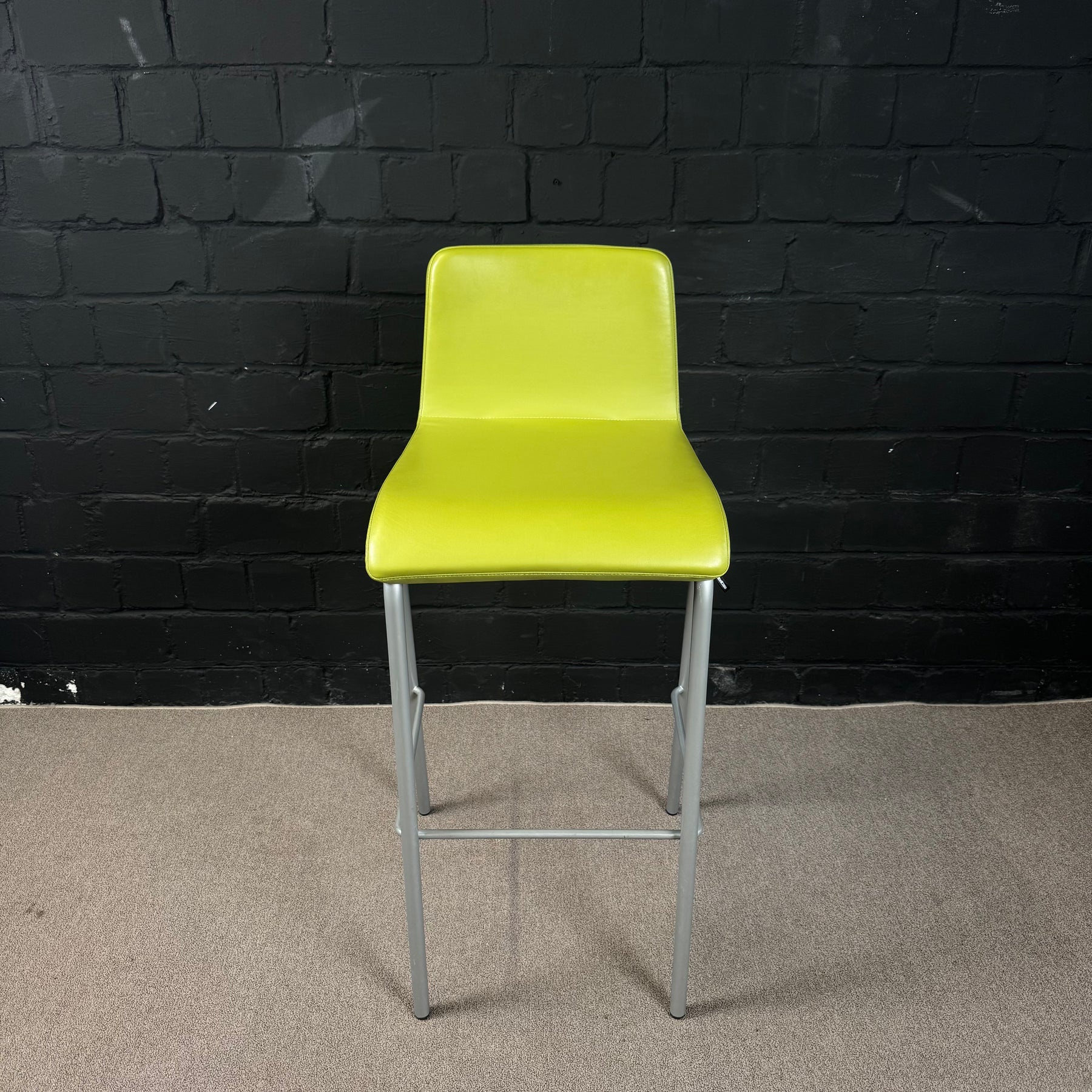 Steelcase Barhocker – Gepolsterter Objekt-Hocker in Limettengrün