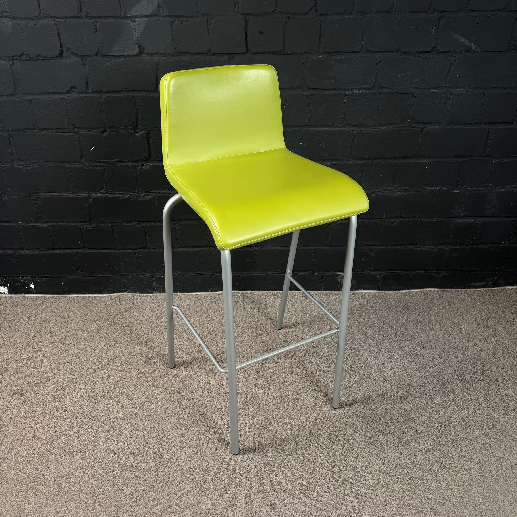 Steelcase Barhocker – Gepolsterter Objekt-Hocker in Limettengrün