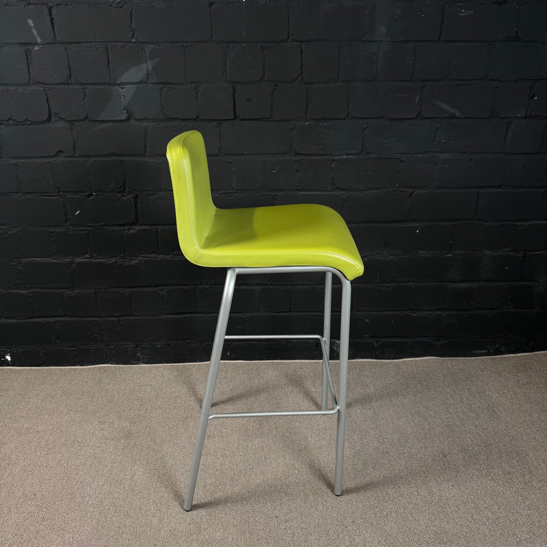 Steelcase Barhocker – Gepolsterter Objekt-Hocker in Limettengrün