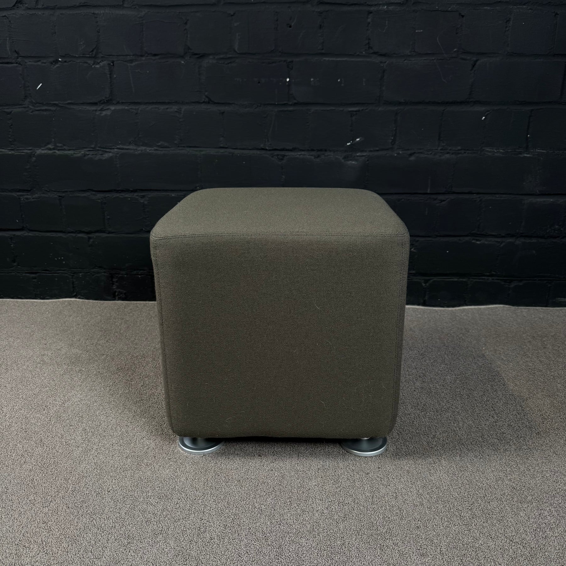 Steelcase Sitzwürfel – Gepolsterter Lounge-Hocker in Olivgrau