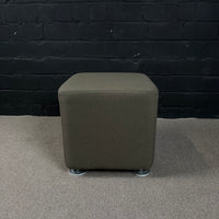 Steelcase Sitzwürfel – Gepolsterter Lounge-Hocker in Olivgrau