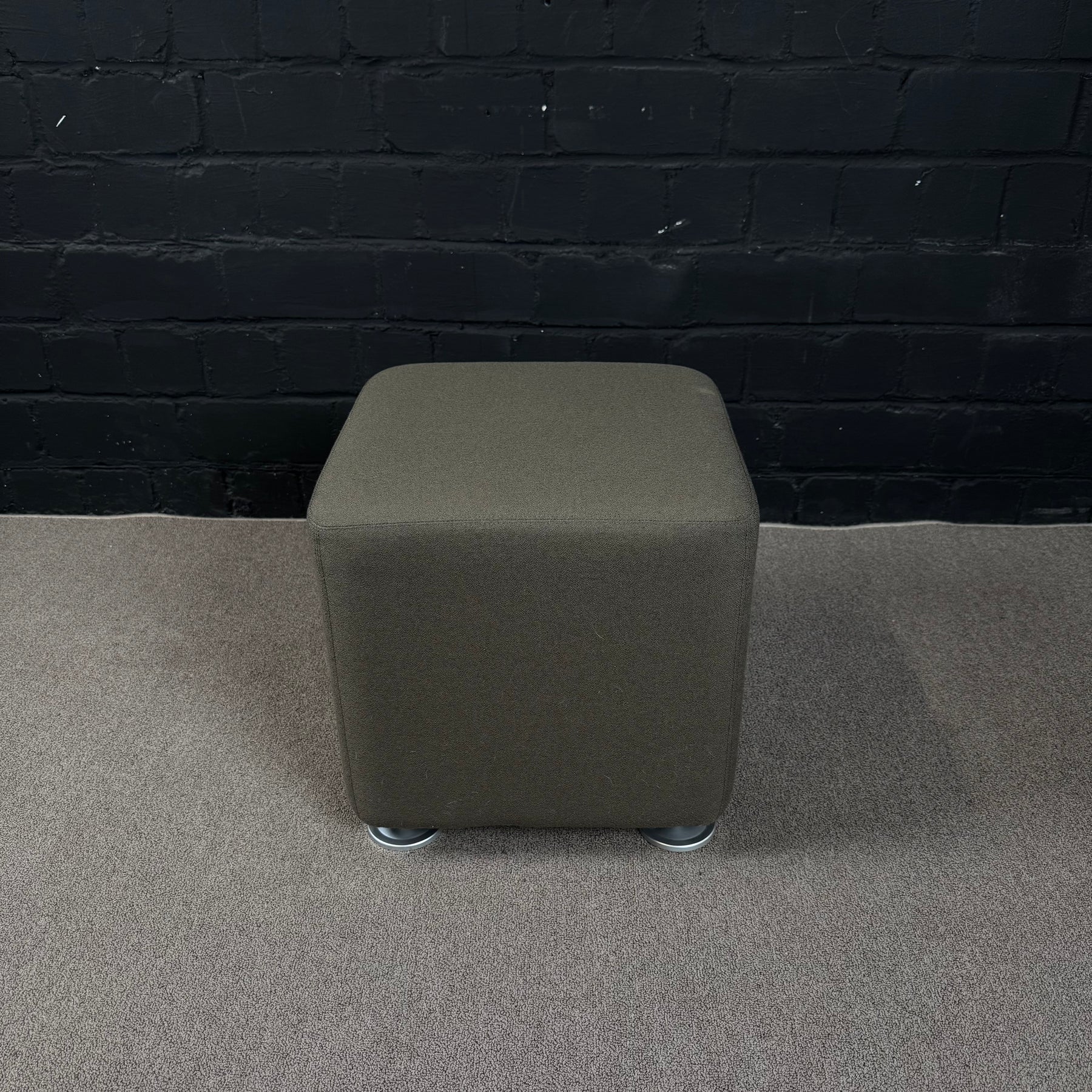 Steelcase Sitzwürfel – Gepolsterter Lounge-Hocker in Olivgrau