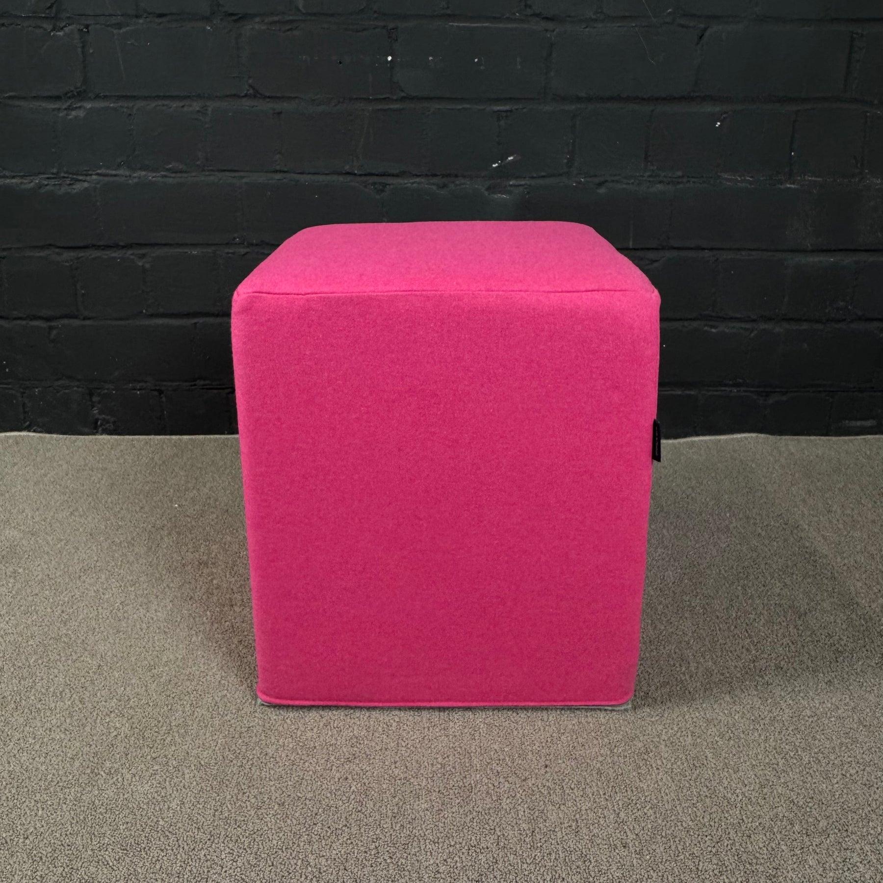 Softline Sitzwürfel – Farbenfroher Lounge-Pouf in Pink