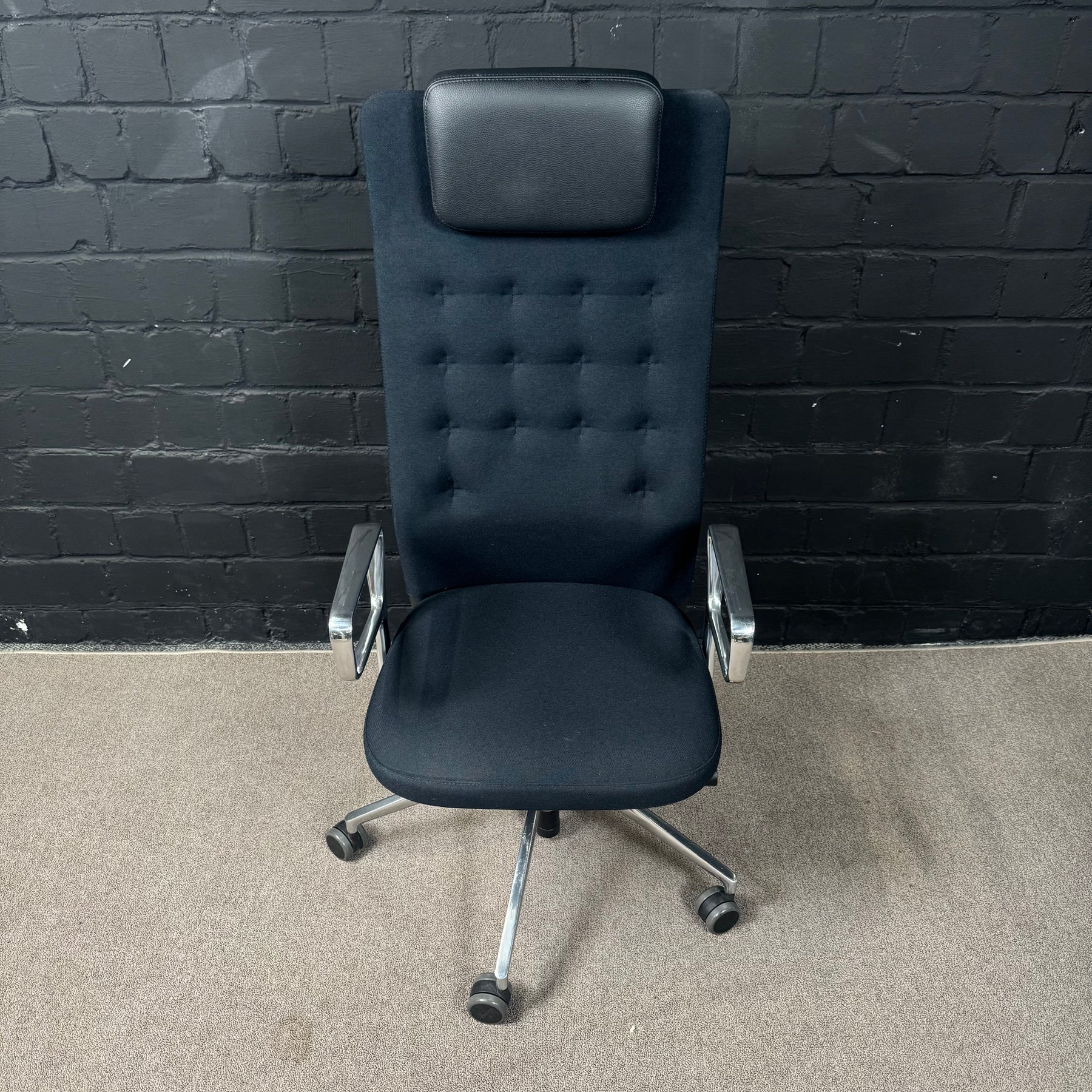 Vitra ID Trim L – Executive-Bürodrehstuhl mit Kopfstütze in Schwarz