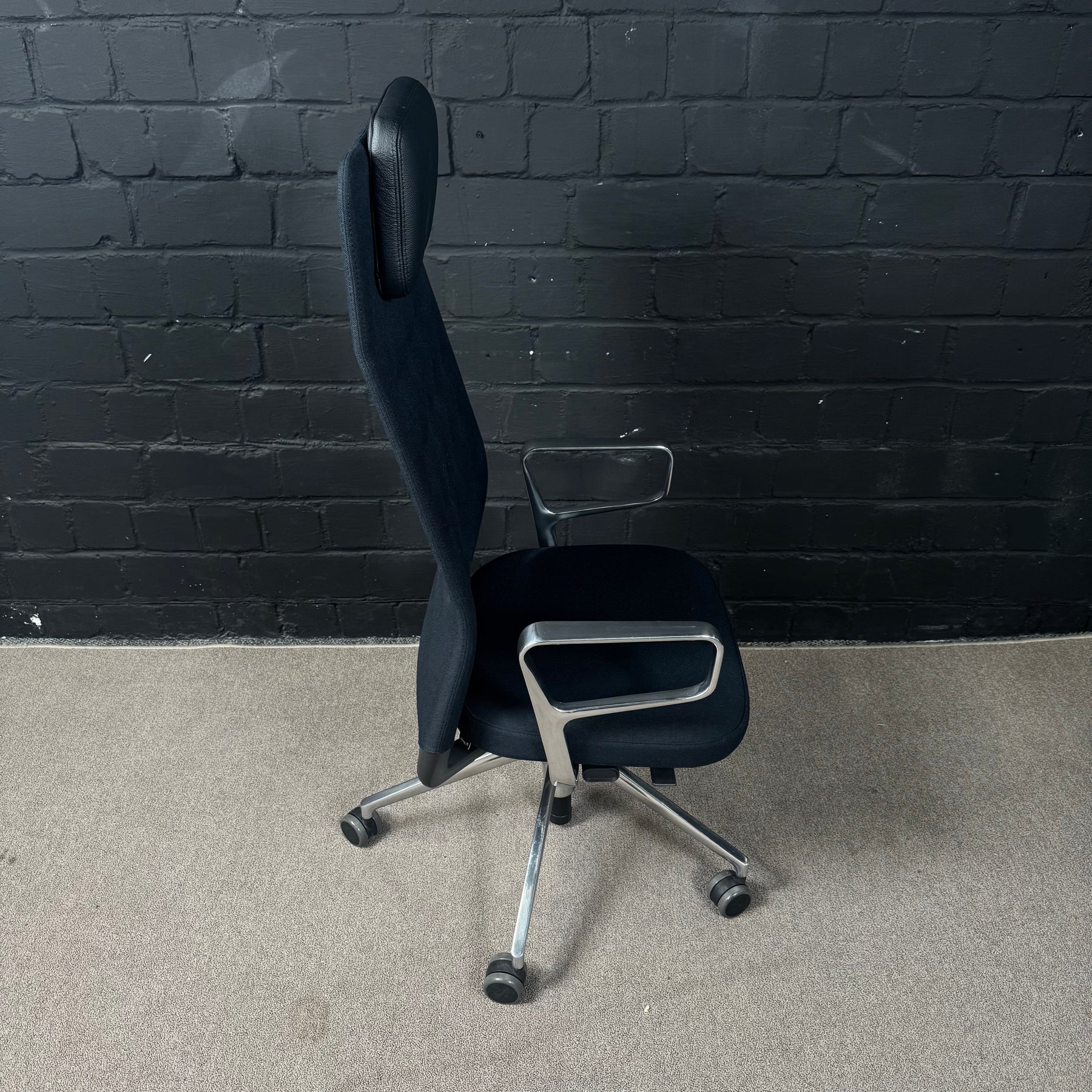 Vitra ID Trim L – Executive-Bürodrehstuhl mit Kopfstütze in Schwarz