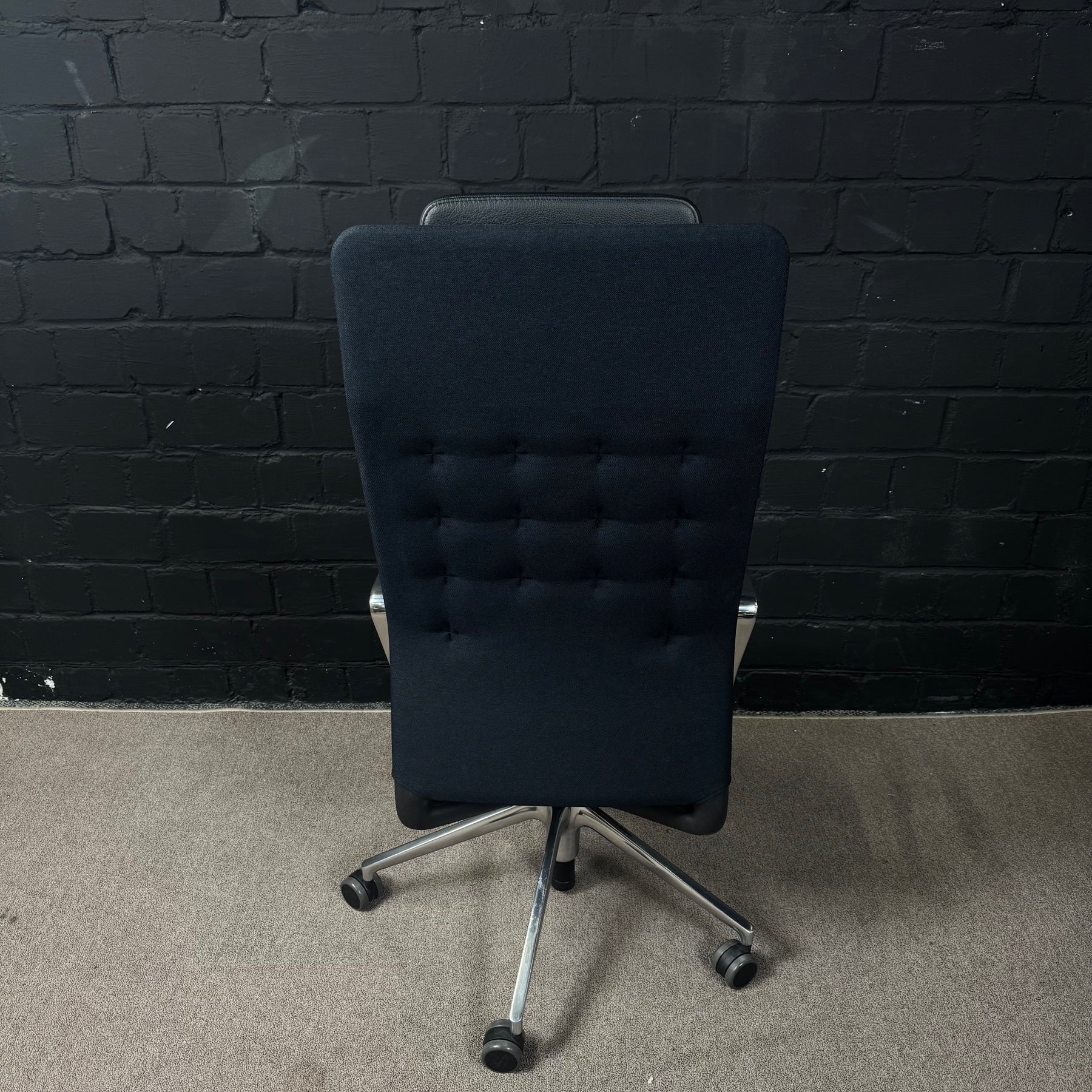 Vitra ID Trim L – Executive-Bürodrehstuhl mit Kopfstütze in Schwarz