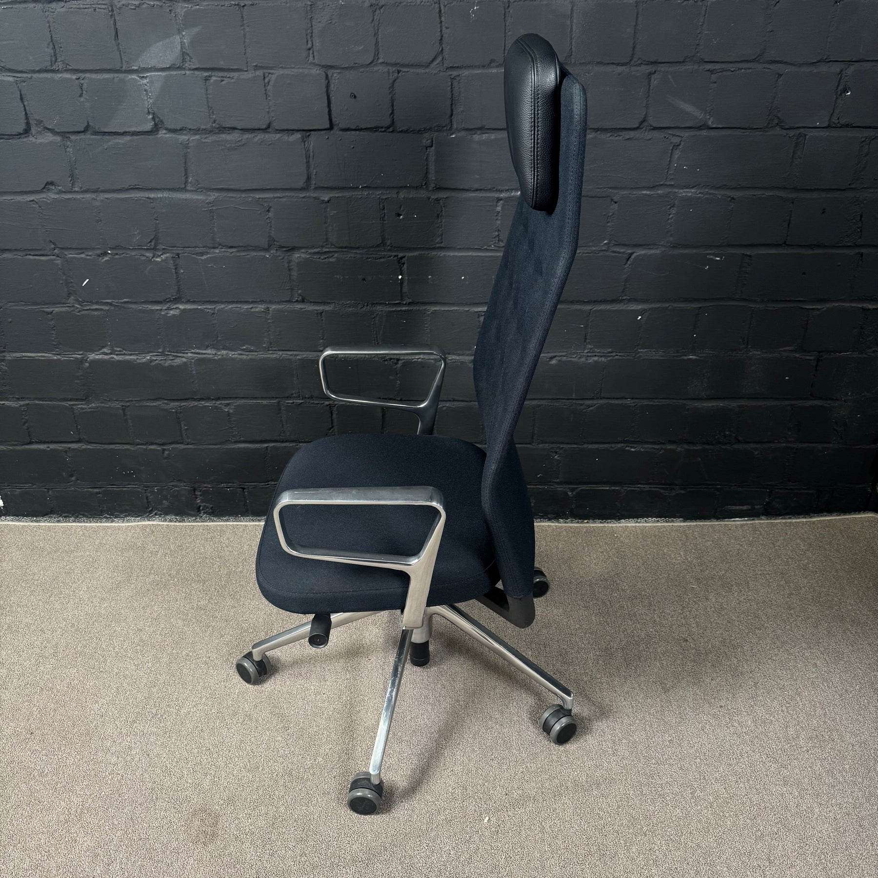 Vitra ID Trim L – Executive-Bürodrehstuhl mit Kopfstütze in Schwarz