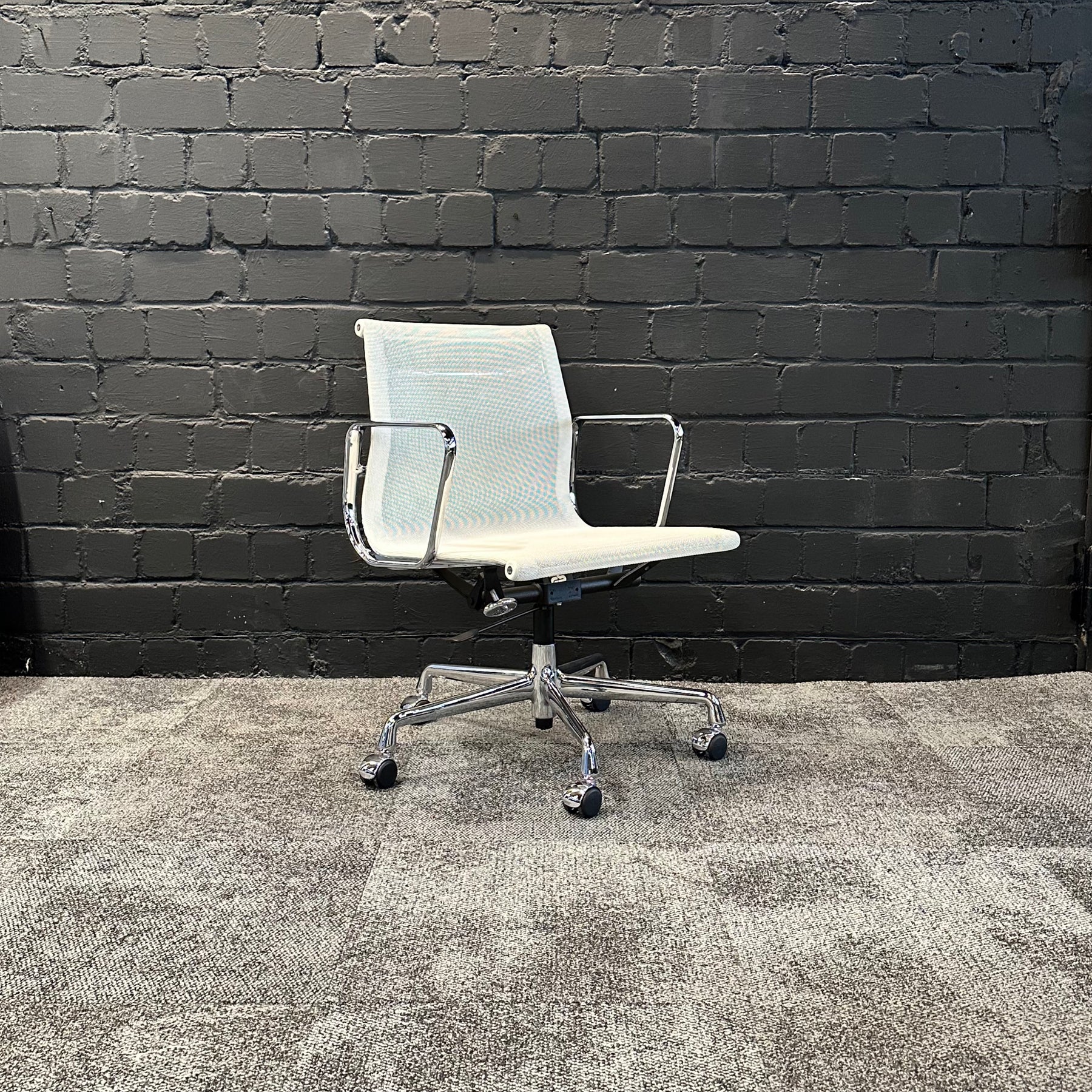Vitra Eames Aluminium Chair EA 117 gebraucht