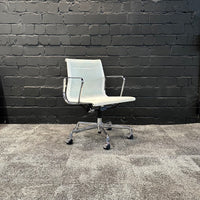 Vitra Eames Aluminium Chair EA 117 gebraucht
