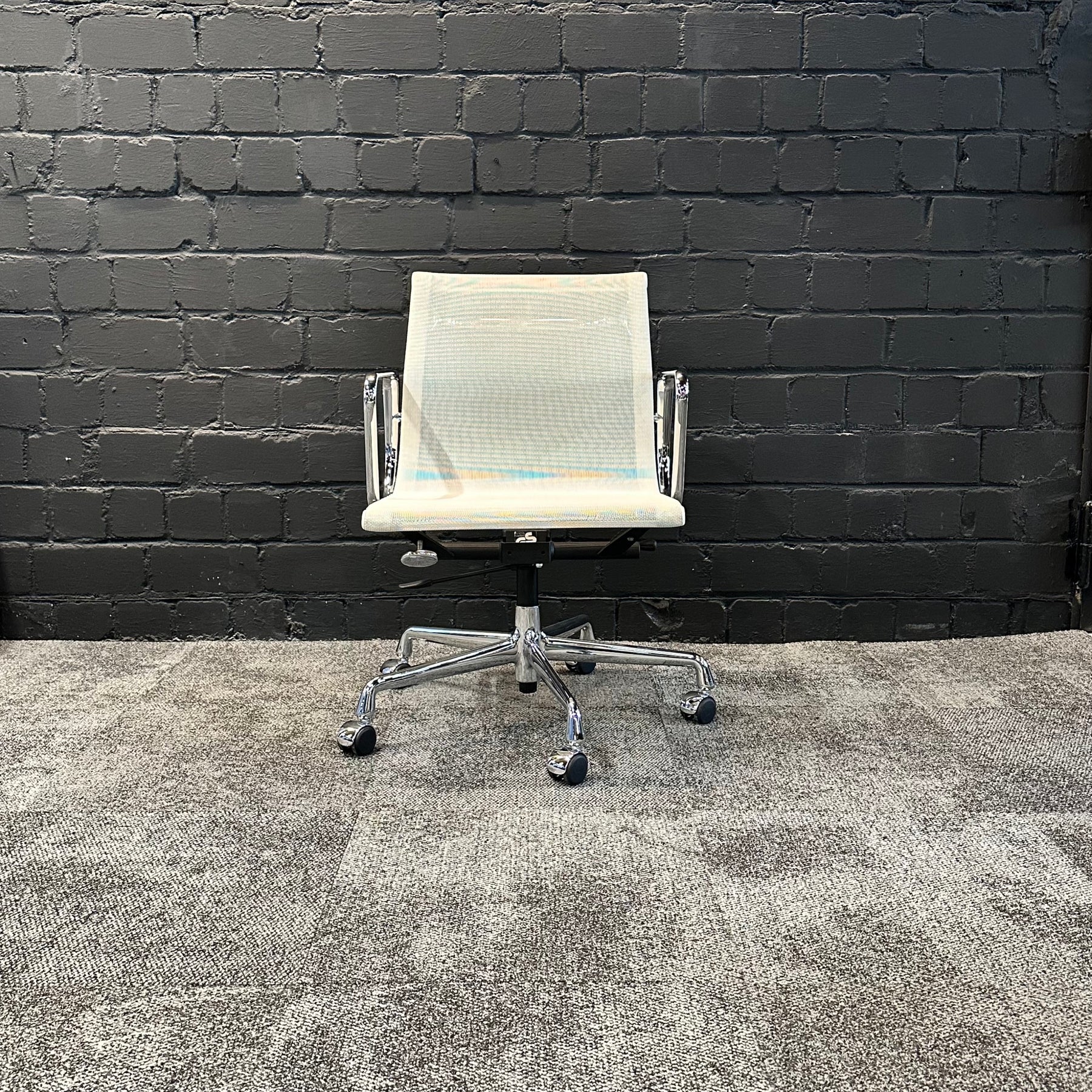 Vitra Eames Aluminium Chair EA 117 gebraucht - Ansicht 4