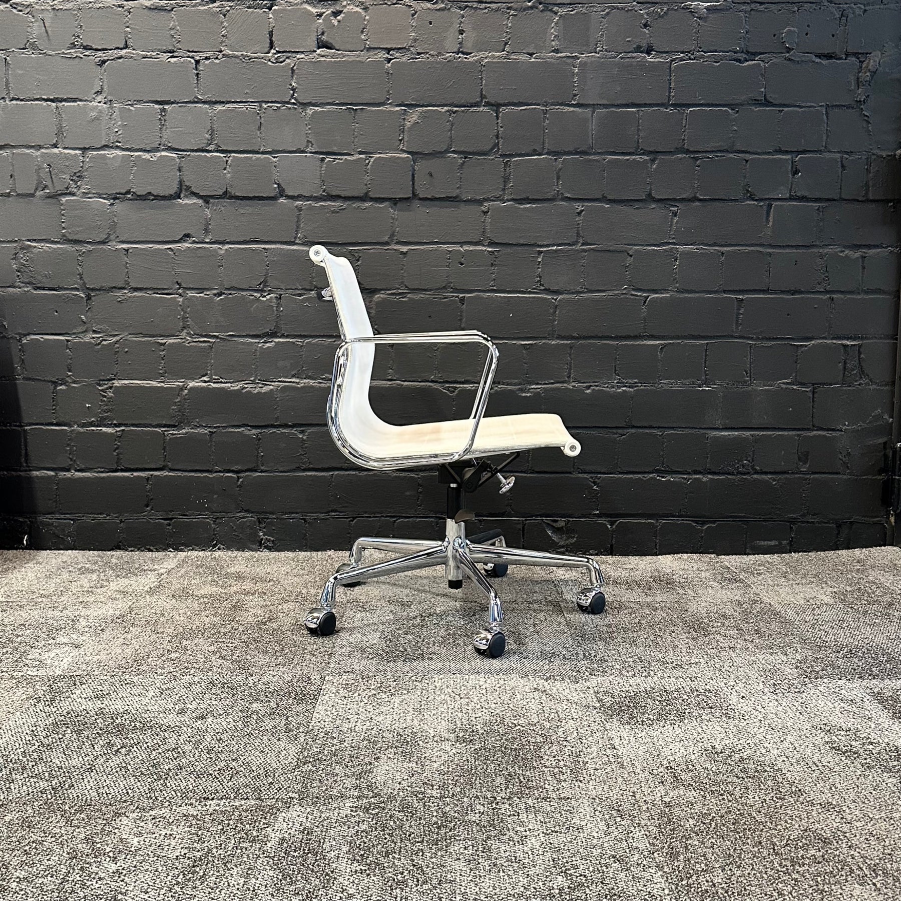 Vitra Eames Aluminium Chair EA 117 gebraucht - Ansicht 3